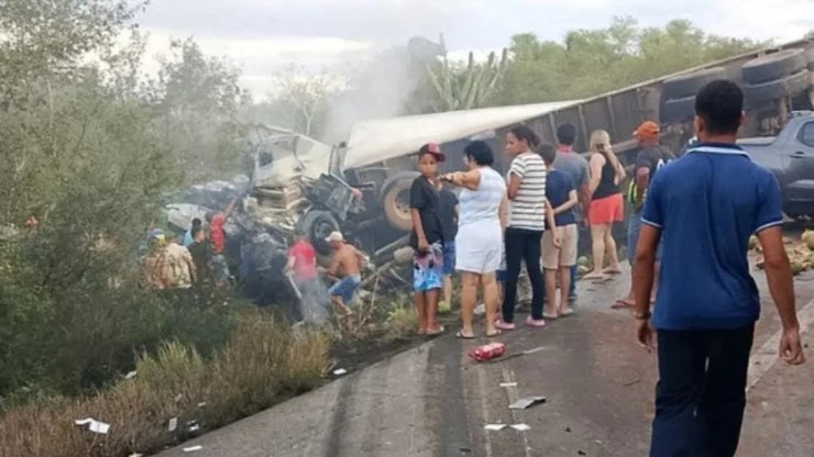 Batida entre van e caminhão deixa 16 mortos na BR-116