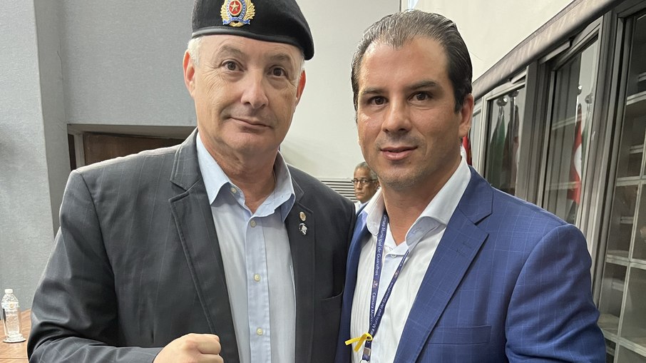 Ticiano compôs a mesa da cerimônia ao lado do deputado estadual Capitão Rafael Telhada, que presidiu o evento.