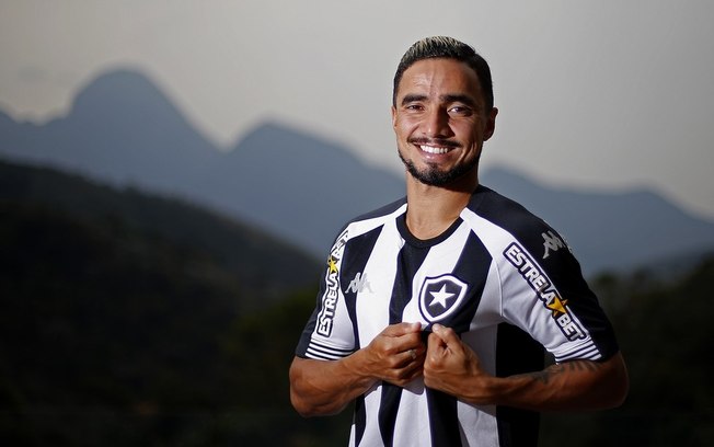 Após oito meses sem ser relacionado, Rafael celebra volta e se declara ao Botafogo