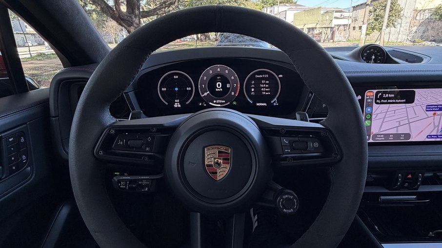 Cayenne GTS Coupé oferece diferentes visualizações no quadro digital e seletor de modos de condução no volante.