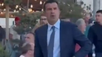 Lu%C3%ADs%20Figo%20faz%20gesto%20obsceno%20ap%C3%B3s%20provoca%C3%A7%C3%A3o%20de%20torcedor%20do%20Bar%C3%A7a