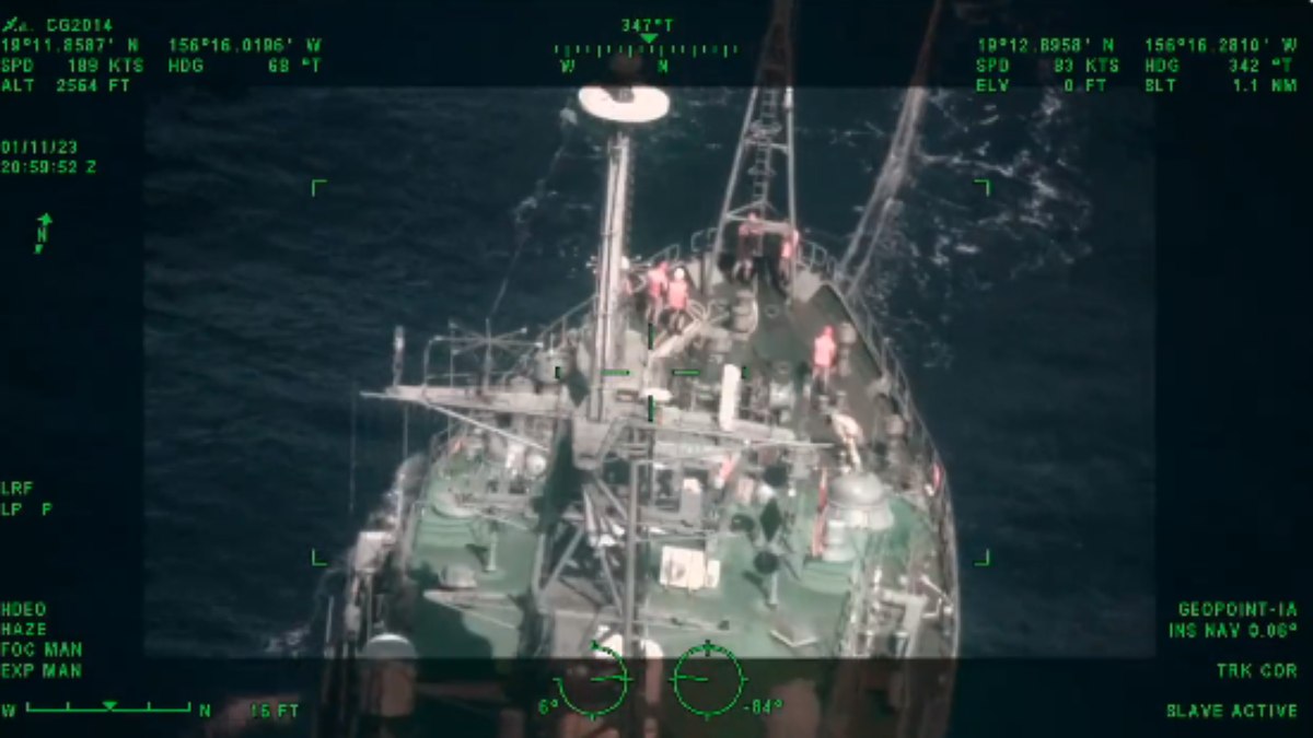 Guarda costeira dos EUA monitora navio russo