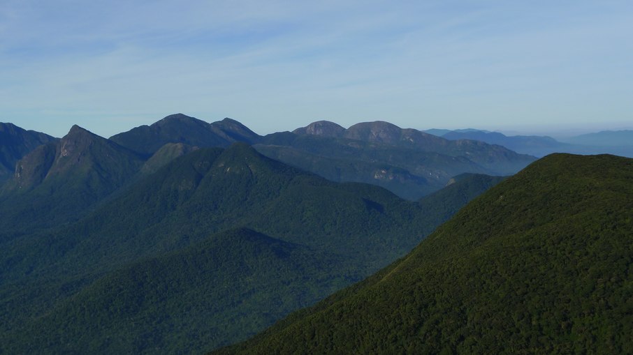 O Capivari 4 na direita em primeiro plano, logo atrás o Guaricana e ao fundo o Ibitiraquire, com destaque para o Ferraria (montanha pontuda). O Capivari 4 na direita em primeiro plano, logo atrás o Guaricana e ao fundo o Ibitiraquire, com destaque para o Ferraria (montanha pontuda).