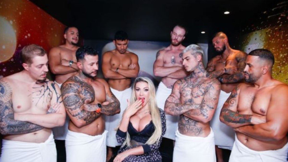 Andressa Urach posa com 8 homens e provoca seguidores: 'Você queria estar no meu lugar'