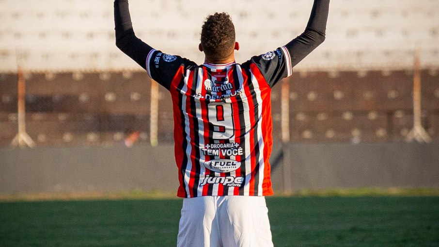 Vinícius Caveira enfrentou, pela primeira vez, seu ex-clube, o Flamengo, em sua cidade natal, Guarulhos.