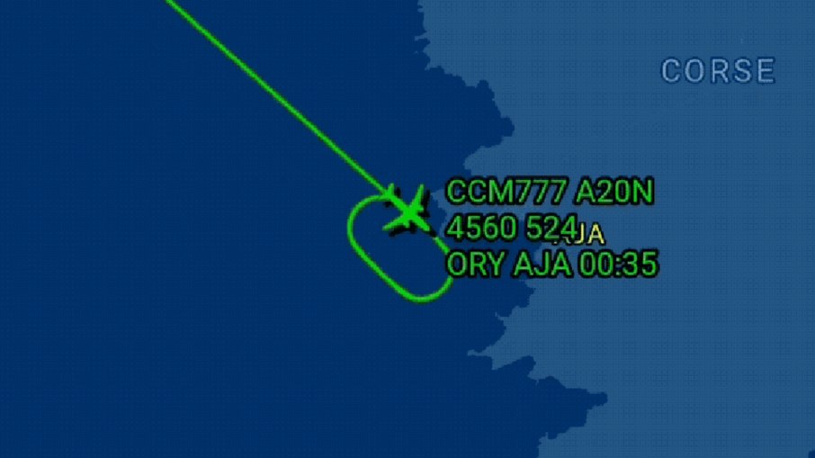 Um site de rastreamento de voos indica que a aeronave deu quatro voltas no ar antes de conseguir pousar