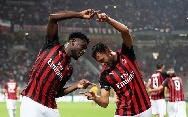 Jogadores do Milan comemoram gol no último minuto que deu a vitória sobre a Roma