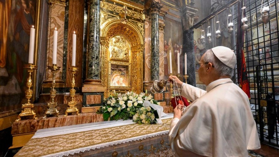 O líder da igreja católica foi pela primeira vez ao local em 1977 O líder da igreja católica foi pela primeira vez ao local em 1977