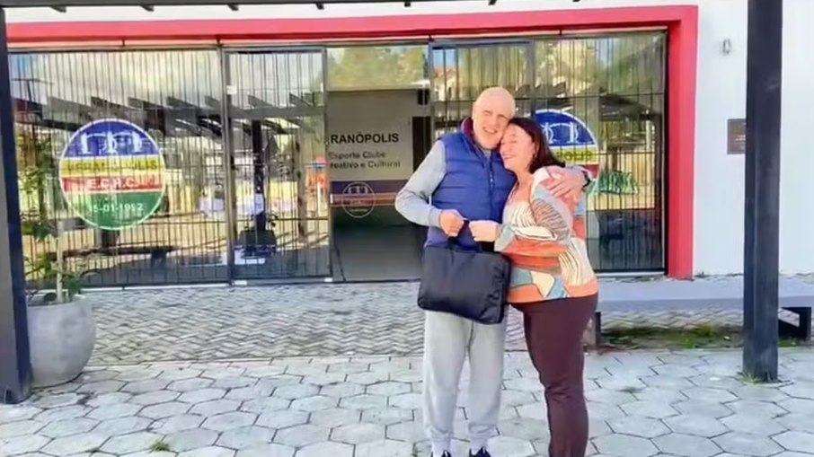 Rádio de Veranópolis promoveu o reencontro de Albino Marin, que perdeu a mala, e Maria do Carmo, que a encontrou Rádio de Veranópolis promoveu o reencontro de Albino Marin, que perdeu a mala, e Maria do Carmo, que a encontrou