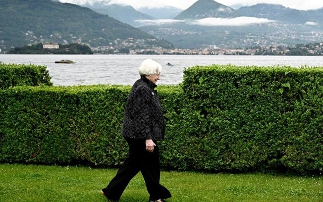 A Secretária do Tesouro americano, Janet Yellen, caminha à margem da reunião dos Ministros das Finanças do G7 em Stresa, Itália, no dia 24 de maio de 2024