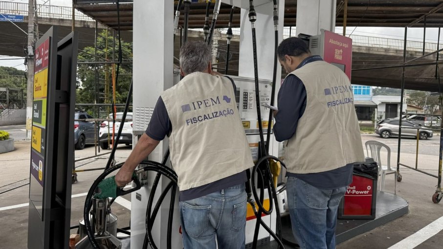Agentes do IPEM durante fiscalização em Jundiaí