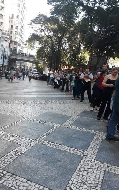 Fila na Praça Padre Manoel da Nóbrega, região central da cidade de São Paulo