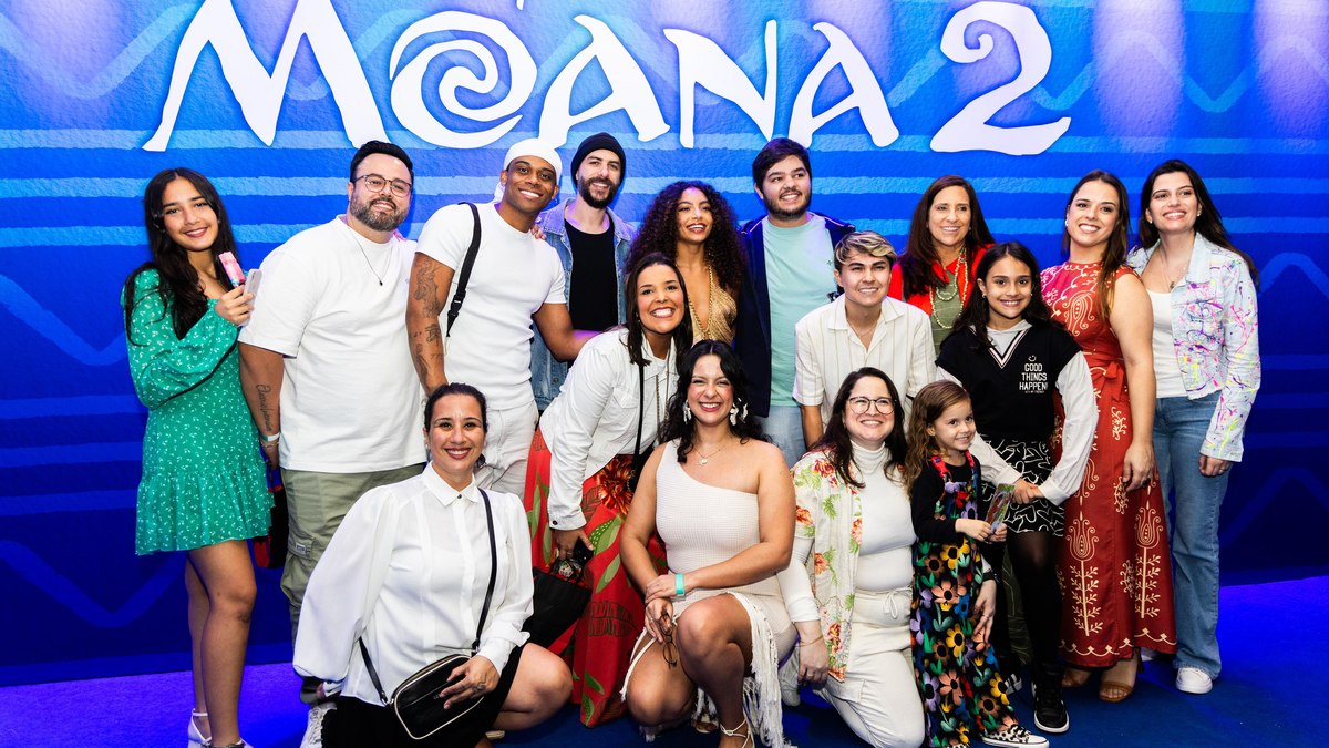 Éri Correia ao lado do elenco de dubladores de 'Moana 2'