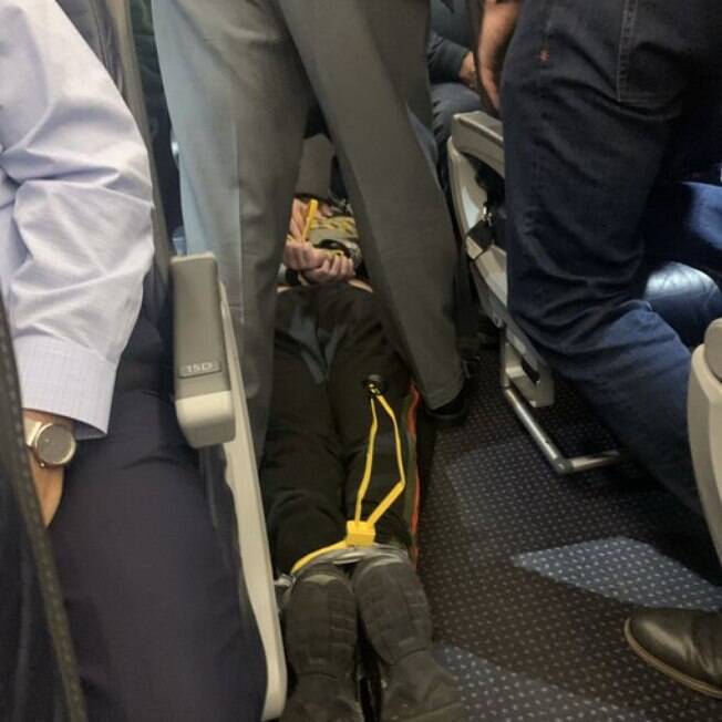 Homem amarrado após tentar abrir porta de avião em pleno voo