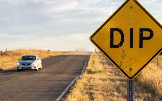 O que significa a placa de trânsito amarela com “DIP”?