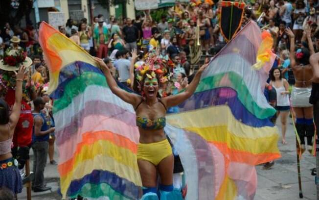 Blocos carnavalescos agitaram e deram cor ao domingo nublado do Rio de Janeiro