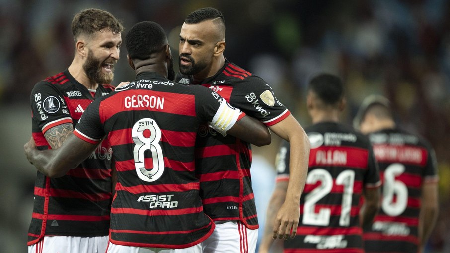 Gerson e Fabrício Bruno comemorando ao lado de Léo Pereira