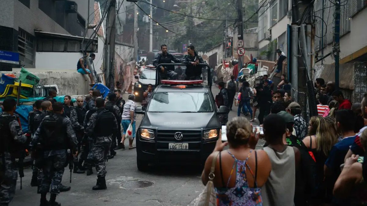 Movimento de policiais e moradores, após operação no Alemão e na Penha Movimento de policiais e moradores, após operação no Alemão e na Penha