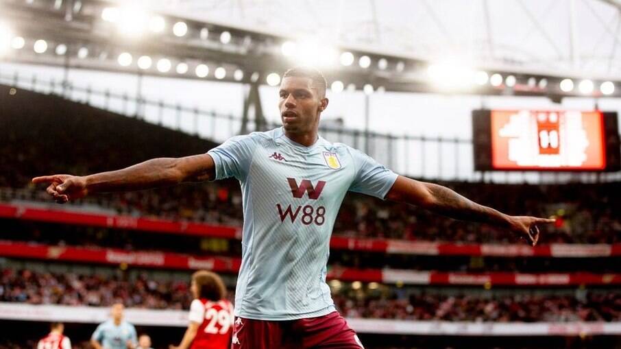 Wesley Moraes comemora gol pelo Aston Villa