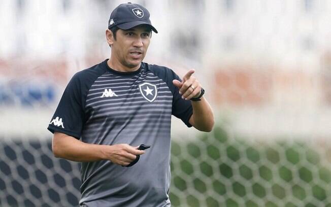 #LancePelaPaz: técnico do Botafogo, Lúcio Flávio condena episódios de violência no futebol