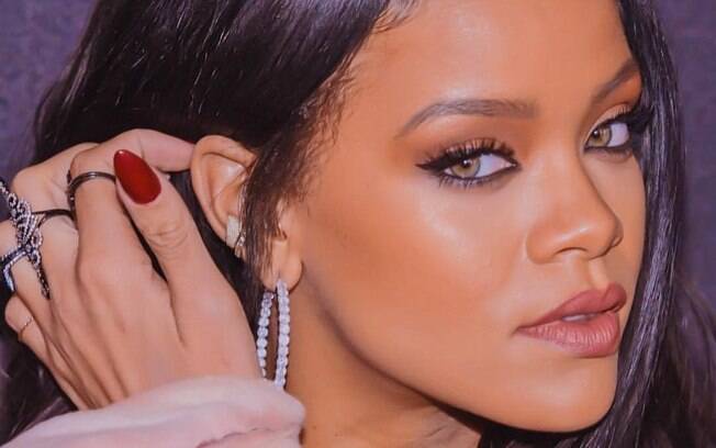 Rihanna revela primeiras imagens de sua linha de maquiagens e é elogiada por apostar na diversidade de modelos