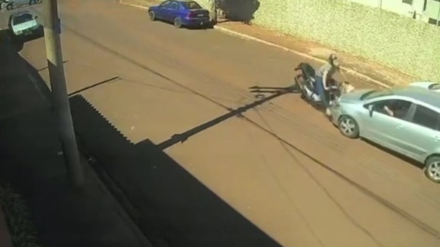 Vídeo: motociclista cai em pé após colisão no interior de SP Vídeo: motociclista cai em pé após colisão no interior de SP