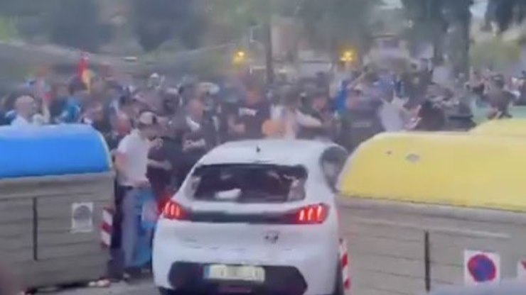 Carro%20atropela%20torcedores%20antes%20de%20jogo%20do%20Barcelona%3B%20assista