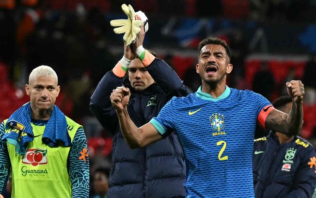 Danilo vibra logo após o gol do Brasil sobre a Inglaterra 