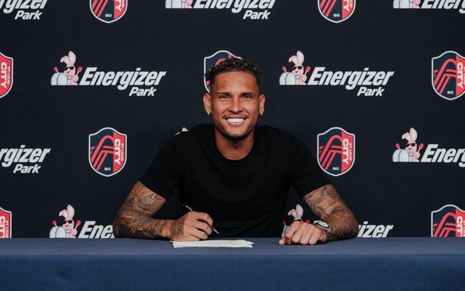Rafael Navarro posa com a camisa do St Louis City Rafael Navarro posa com a camisa do St Louis City