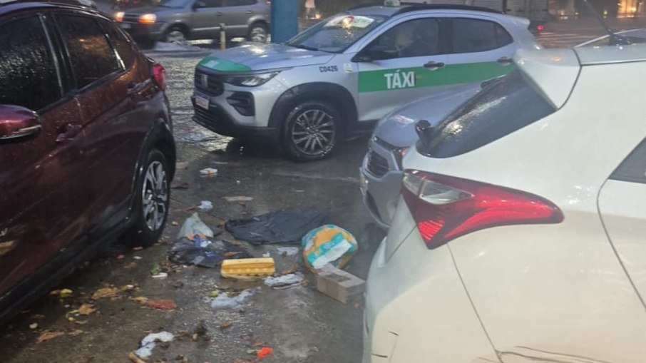 Lixo e carros se aglomeravam nas calçadas de Santos