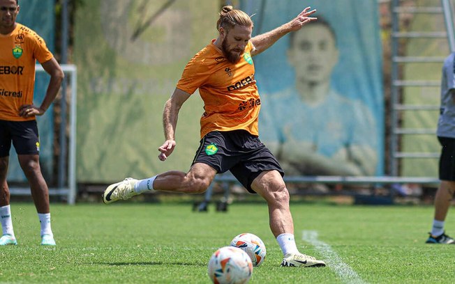 Isidro Pitta em treino do Cuiabá no CT do Sporting Cristal nesta segunda-feira