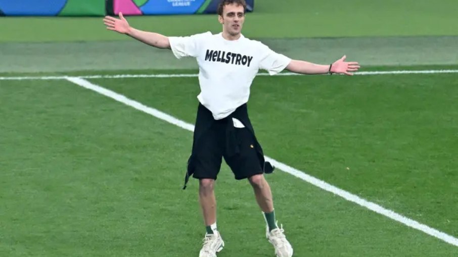 Invasores com a camisa escrito ''Mellstroy'' na final da Champions League