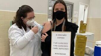 Professora comove ao lembrar de parentes mortos ao ser vacinada