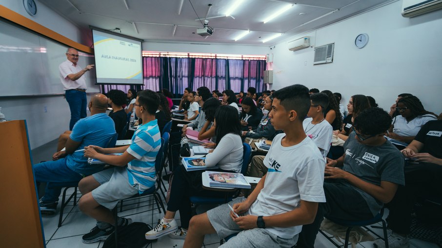 Jovens que fazem parte do projeto em sua primeira aula inaugural. 