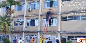 Prédio afunda e 65 moradores fogem só com roupa do corpo