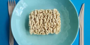 Menino de 13 anos morre após comer macarrão instantâneo cru