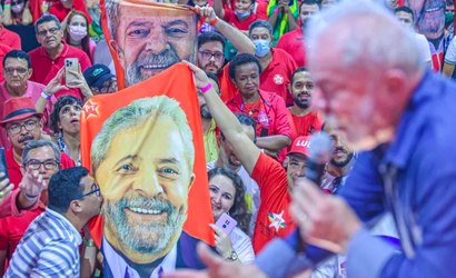 Atingidos por fezes em ato de Lula vão pedir R$ 120 mil