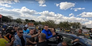 Sob medidas cautelares, Bolsonaro vai a motociata em Brasília
