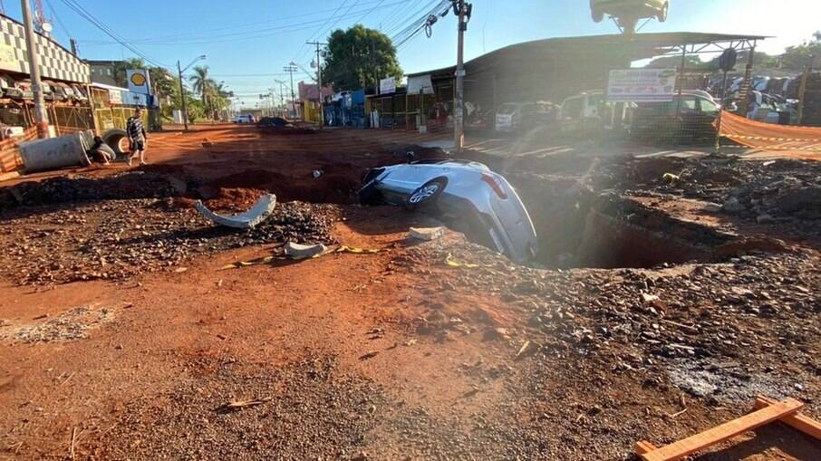 Carro cai em cratera no meio de uma construção de um viaduto em Ribeirão Preto