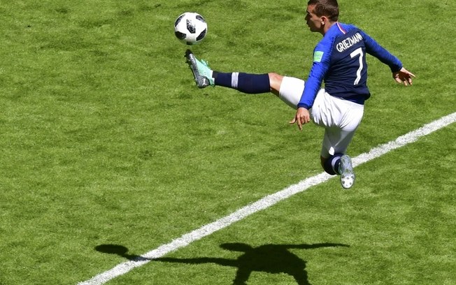 Antoine Griezmann salta para controlar uma bola durante a partida entre França e Austrália pela Copa do Mundo de 2018 na Rússia, no dia 16 de junho daquele ano, na cidade russa de Kazan.