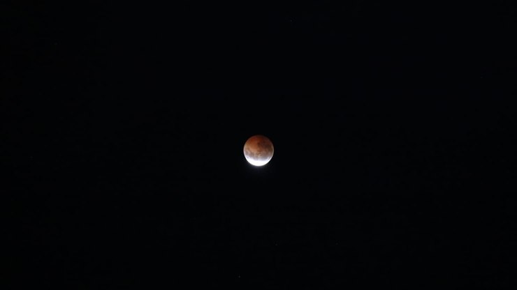 Eclipse lunar deixa Lua quase vermelha; acompanhe