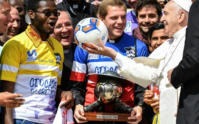 (ARQUIVO) O Papa Francisco (D) brinca com uma bola de futebol usada pelos jogadores da Clericus Cup durante sua audiência semanal na Praça de São Pedro, no Vaticano, em 29 de maio de 2019. (ARQUIVO) O Papa Francisco (D) brinca com uma bola de futebol usada pelos jogadores da Clericus Cup durante sua audiência semanal na Praça de São Pedro, no Vaticano, em 29 de maio de 2019.