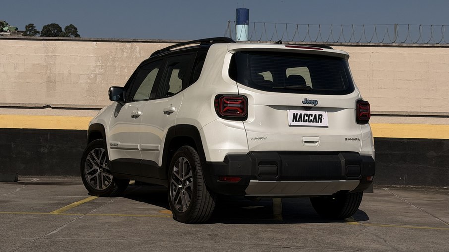 Traseira do Jeep Renegade Sahara MHEV recebeu novo para-choque, mas manteve lanternas e tampa conhecidas