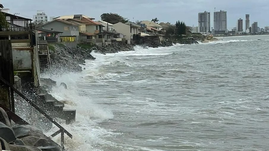 Ressaca marítima avançou contra ruas. Ressaca marítima avançou contra ruas.