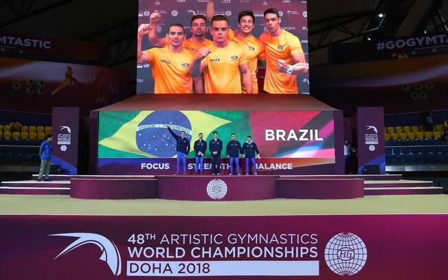 A equipe masculina terminou em sétimo lugar na final por equipes no Mundial de Ginástica em Doha