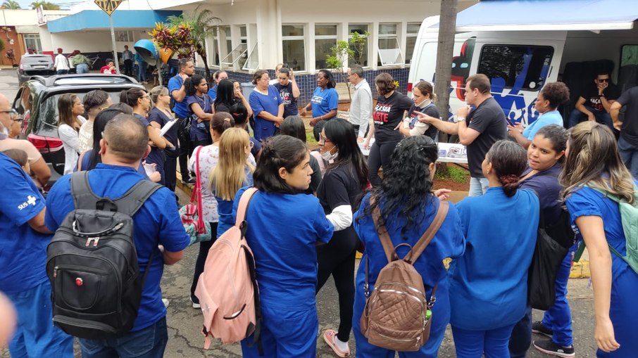 Técnicos de enfermagem fazem greve para receber o repasse do Piso Nacional de Enfermagem.
