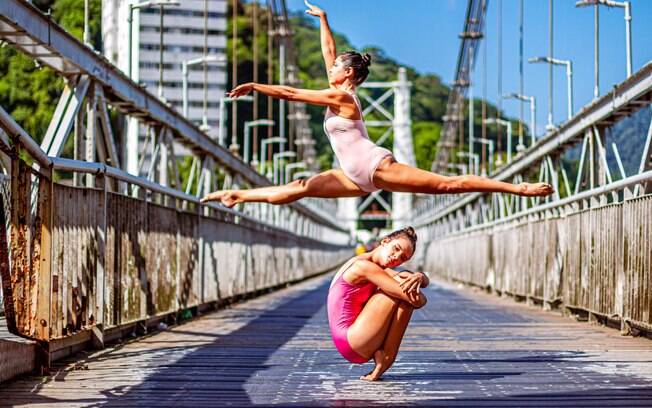 Bailarina e fotógrafo transformam pontos turísticos do litoral paulista em arte