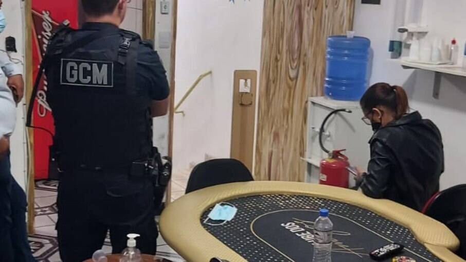 Agentes constataram a presença de 20 pessoas e várias máquinas eletrônicas para exploração de jogos de bingo e caça-níqueis.