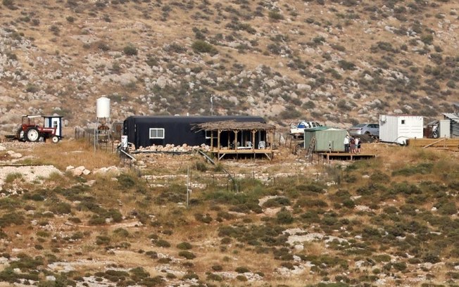 Um pasto montado por colonos israelenses perto da aldeia palestina de Deir Jarir, na Cisjordânia ocupada, em 25 de abril de 2024