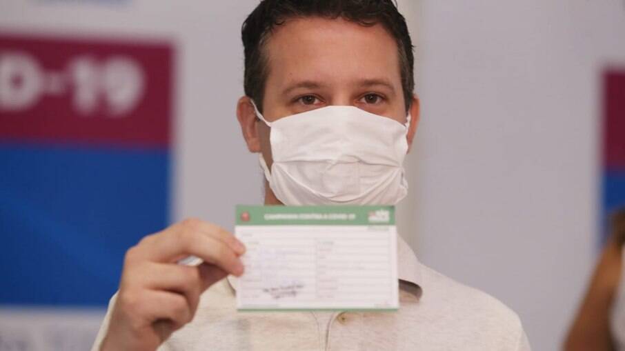 Oftalmologista Roberto Damian Pacheco Pinto foi o primeiro a receber dose da 2º fase.